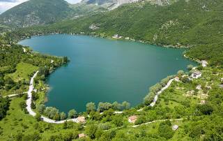 Veduta panoramica dall alto del Lago di Scanno a forma di cuore circondato dalle montagne dell Abruzzo