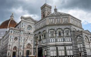 eduta della Piazza del Duomo a Firenze con la facciata della Cattedrale di Santa Maria del Fiore, la Cupola di Brunelleschi e il Battistero di San Giovanni.