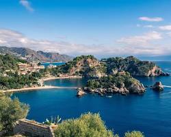 Elegante terrazza panoramica a Taormina con vista sul mare blu della Sicilia