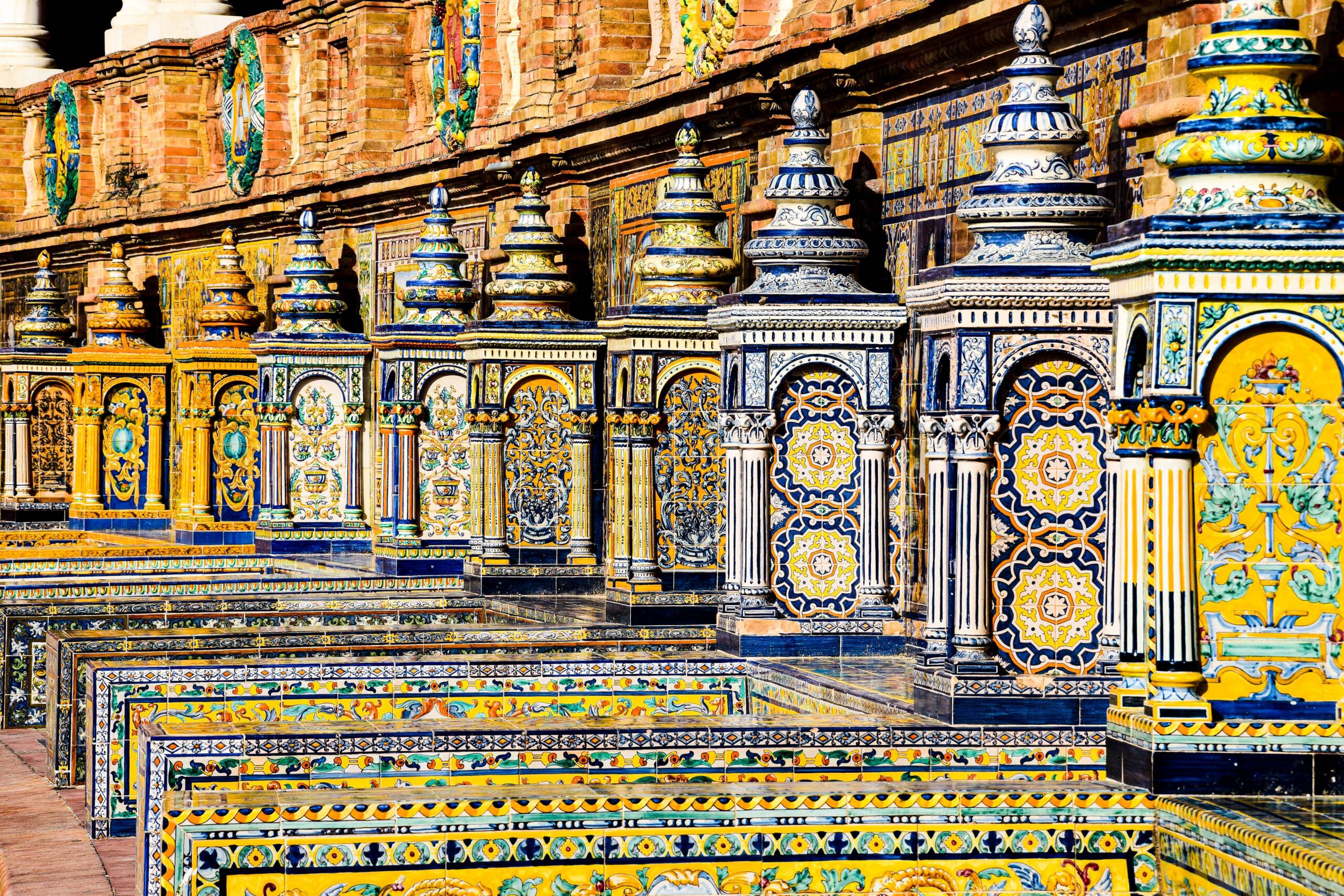 Dettagli delle maioliche e ceramiche artistiche di Plaza de España a Siviglia