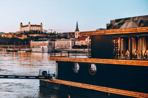 Panorama del fiume Danubio a Bratislava al tramonto con vista sul castello e centro storico